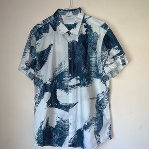 Calvin Klein button down summer addition. Size XL.